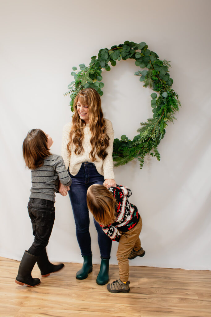 Kids and mom pose for Christmas mini wreath photos in Roseburg Oregon by McKenzie Strong Photography.